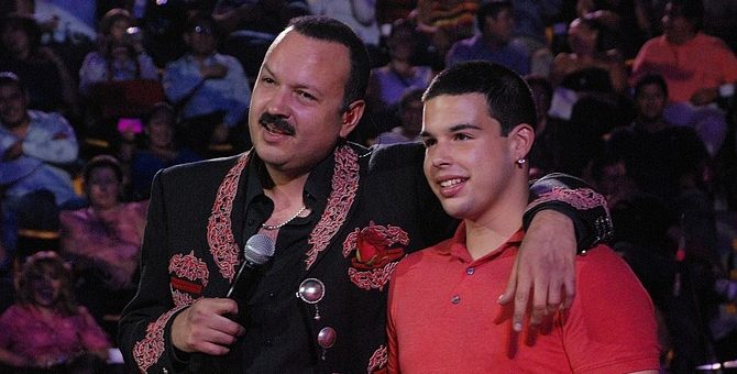 Pepe Aguilar y su hijo Mayor