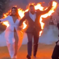 Novios caminan al altar en llamas (video)