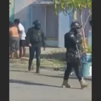 Policías estatales golpean a mujer y niño en Veracruz (video)