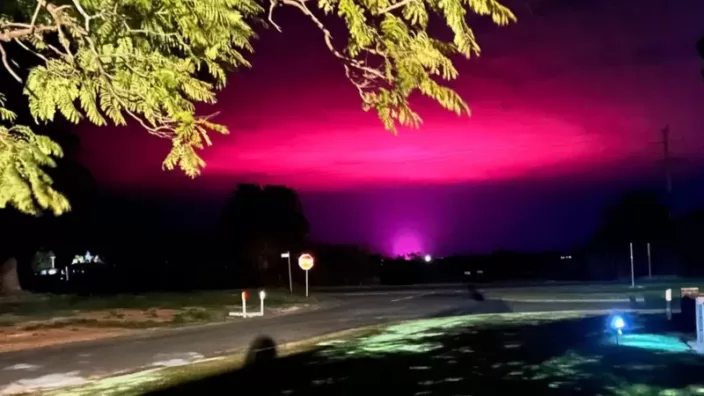 Resplandor rosa en cielo de Australia causa misterio  