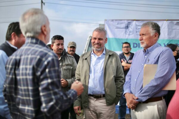 Arranca Bedolla rehabilitación de tramo carretero en Tangancícuaro