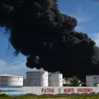 México envía a Cuba ayuda para combatir incendio de tanques de petróleo