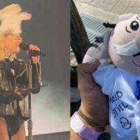 Lanzan muñeco de Dr. Simi a Lady Gaga en concierto en Canadá (Video)