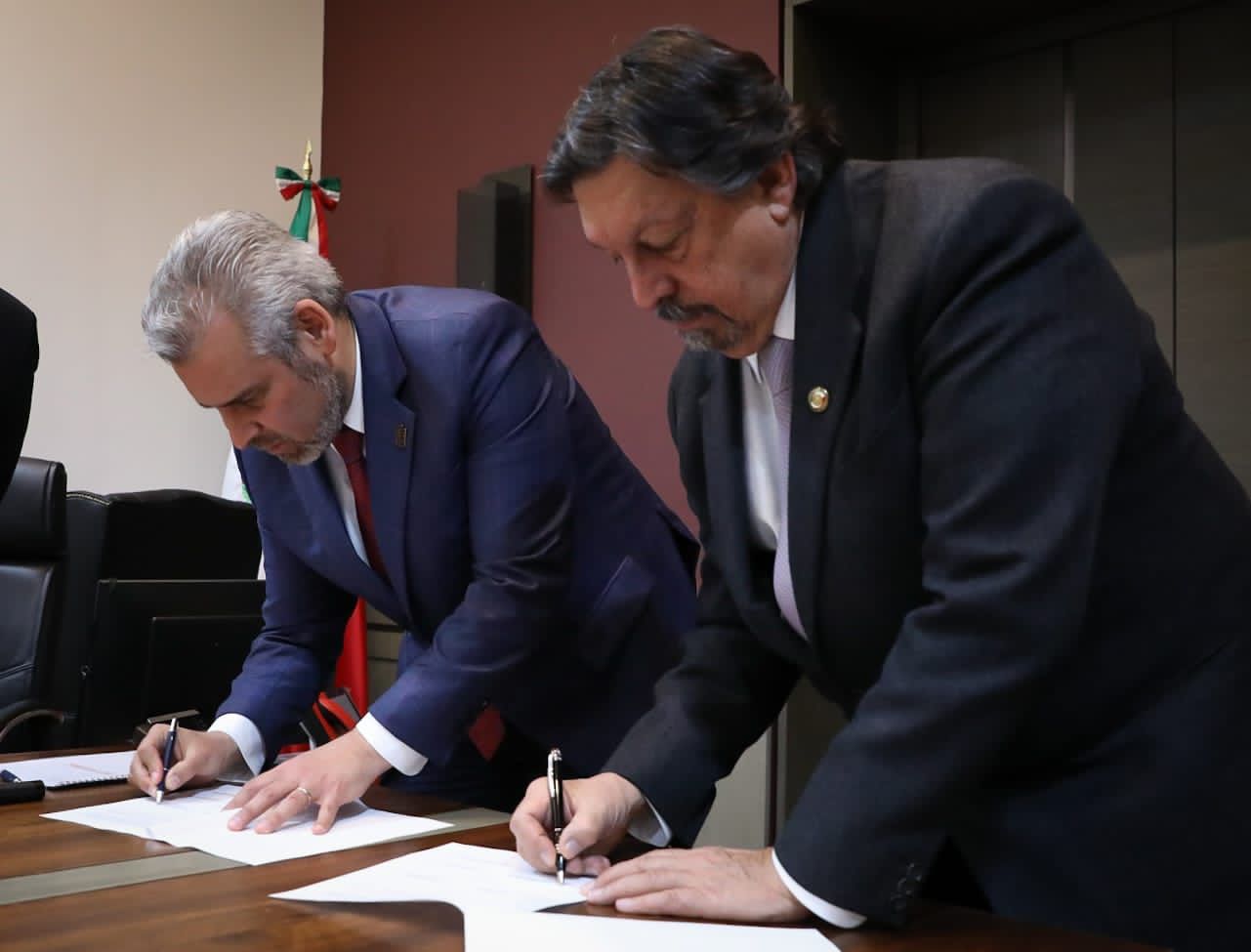 Bedolla firma acuerdo que pone fin a la huelga en Fertinal; “firme, inversión de 4 mil millones en LC”