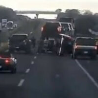 Comando roba camionetas de lujo de camión nodriza en carretera Aguascalientes-León