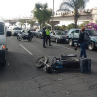 Motociclista choca contra combi en el periférico de Morelia