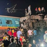 Reportan 30 muertos en choque de trenes en la India