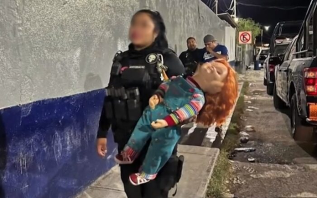 Arrestan a muñeco Chucky en Coahuila, su dueño lo usaba para pedir dinero