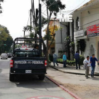 Delincuentes asaltan banco del Bienestar, en Uruapan