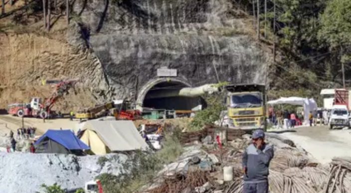 Rescatados 41 trabajadores atrapados en un túnel de la India