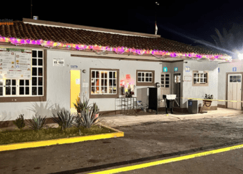 Pistoleros matan a un hombre en oficinas de gasolinera, en Tangamandapio