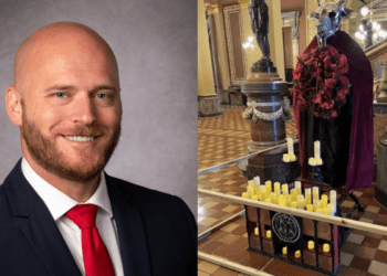 Hombre destruye altar satánico