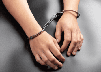 Vinculan a proceso a presuntos responsables de violencia familiar, en agravio de una niña de 11 años