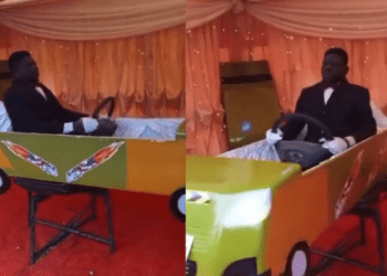 Familia coloca a su difunto que era taxista en un carrito y amarrado al volante