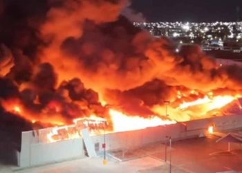 Incendio consume todo un WalMart al sur de Chihuahua