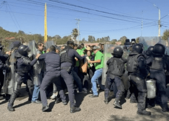 Trabajadores del STASPE se manifiestan y son recibidos por granaderos 