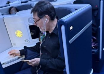 Noroña es captado viajando en primera clase a Francia en medio de polémica de Teuchitlán