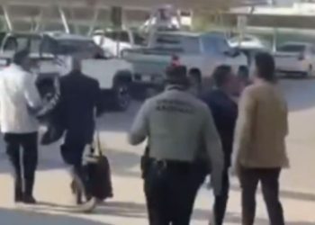 Captan altercado entre senador Javier Corral y empresario en aeropuerto de Chihuahua