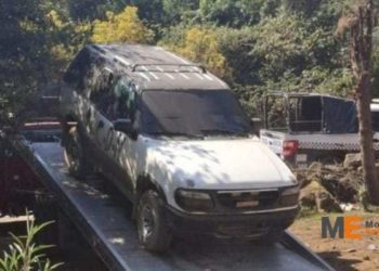 Policías de Pátzcuaro aseguran vehículo abandonado en la población San Juana II