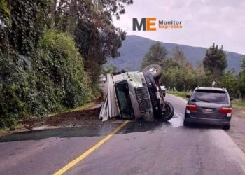Volcadura de camión tipo torton afecta tránsito en la carretera Uruapan-Pátzcuaro