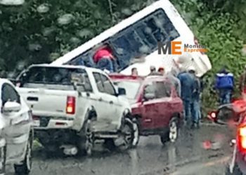 Autobús de pasajeros se sale del camino en Tingambato; automovilistas ayudan a evacuar la unidad