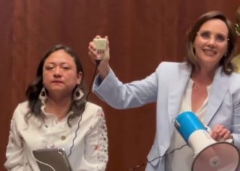 Tensión en el Senado: Senadora de Morena corta con tijeras el megáfono de Lilly Téllez