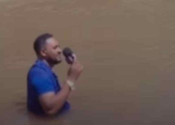 Reportero brasileño descubre el cuerpo de una niña desaparecida durante transmisión en vivo