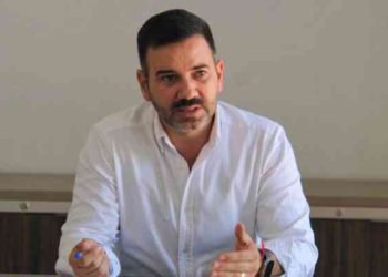 Yankel Benítez escucha y atiende a vecinos de colonia Primo Tapia