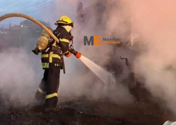 Bomberos de Pátzcuaro combaten incendio de tractocamión