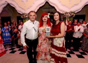 Hermana de Layda Sansores inicia su Informe del DIF Campeche con interpretación musical