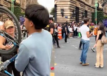 Polémica en CDMX: Influencer canadiense genera indignación en Desfile de Alebrijes Monumentales [Video]