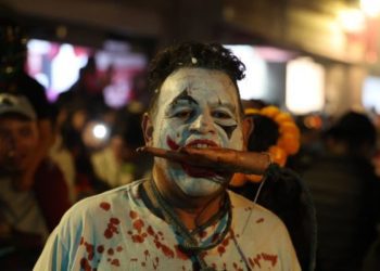 Miles de paseantes y turistas disfrutan del Zombie Walk