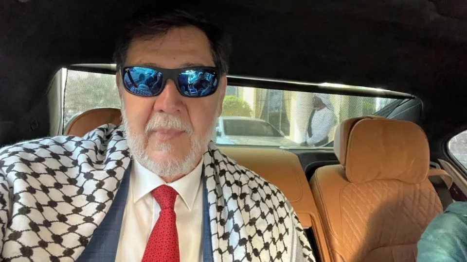 Fernández Noroña presume viaje diplomático a Emiratos Árabes y anuncia cruce a Palestina