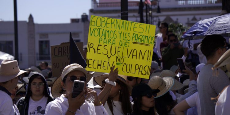 Crónica de la marcha del 15 de noviembre en Morelia: Sombreros, huevos y detenidos