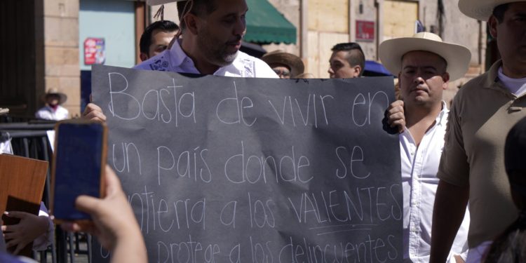 Crónica de la marcha del 15 de noviembre en Morelia: Sombreros, huevos y detenidos