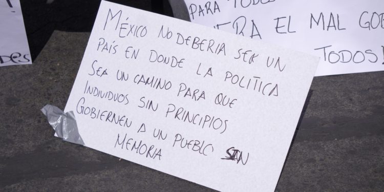 Crónica de la marcha del 15 de noviembre en Morelia: Sombreros, huevos y detenidos