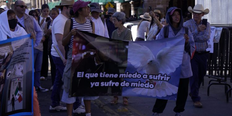 Crónica de la marcha del 15 de noviembre en Morelia: Sombreros, huevos y detenidos