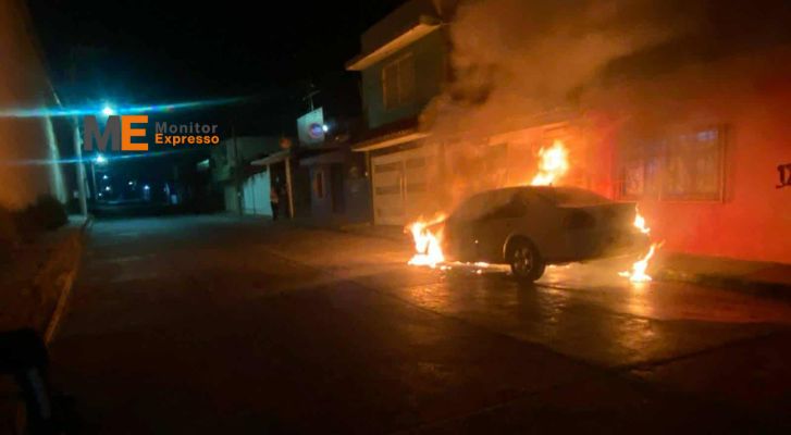 Arde vehículo en Zitácuaro