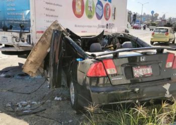 Automovilista choca contra retaguardia de camión y queda malherido, al norte de Morelia