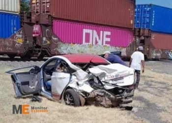 Taxi es embestido al tratar de ganarle el paso al Tren en Gabriel Zamora