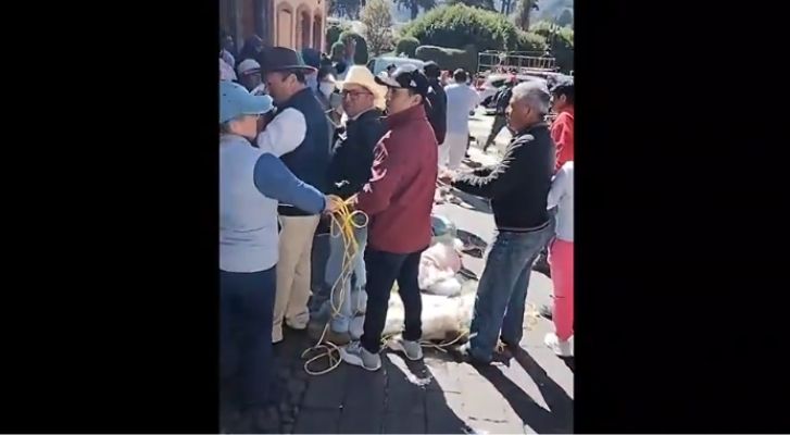 Vecinos de El Oro amarran a funcionarios por crisis en recolección de basura