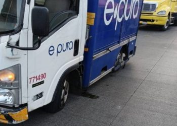 Presuntos normalistas vandalizan vehículos en Morelia