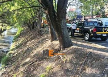 Mujer sufre caída a la orilla del Río Chiquito en Morelia; policías y bomberos la auxilian