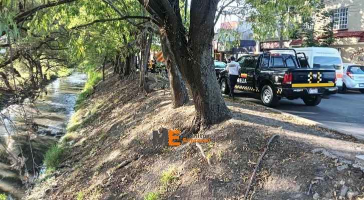 Mujer sufre caída a la orilla del Río Chiquito en Morelia; policías y bomberos la auxilian