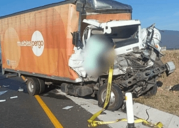 Camión mueblero choca en la autopista México-Guadalajara; hay 1 muerto y 2 heridos