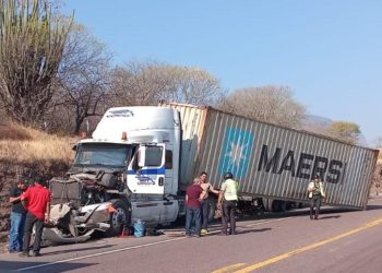 Accidente de tractocamión moviliza a cuerpos de auxilio en la autopista Siglo XXI