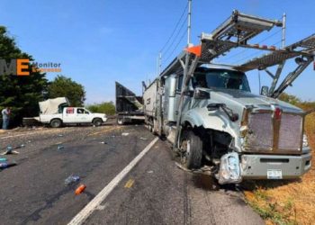 Se registra choque de camioneta y camión nodriza, en la autopista Siglo XXI