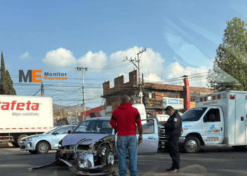 Accidente vehicular deja dos heridos en la Av. Madero Poniente de Morelia