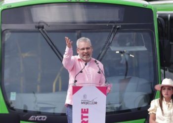 Bedolla moderniza el transporte en Uruapan; entrega primeras 80 unidades nuevas