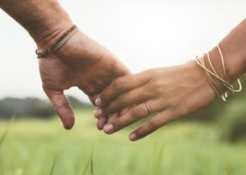 Pareja se vuelve viral al celebrar su divorcio con amor